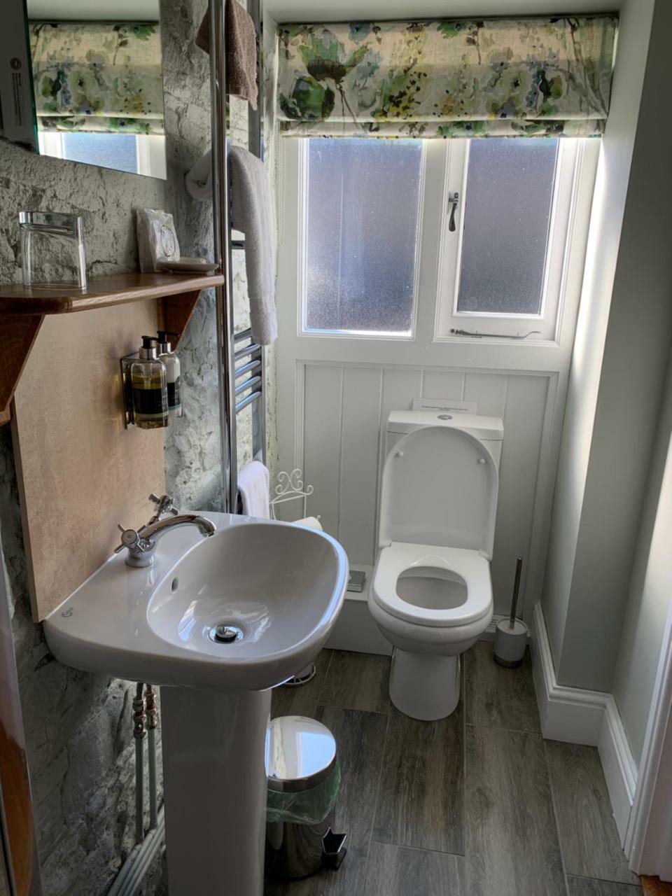 Pontyclerc Farm House Bed And Breakfast Ammanford Esterno foto